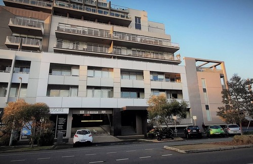 Port Melbourne Apartment | A beautiful, resort style apartment only mts to the beach in Port Melbourne!