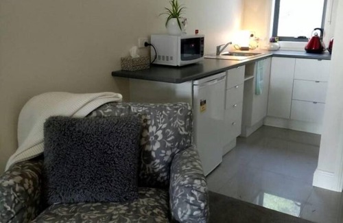 Sassafras Cabin | A beautiful self contained two bedroom cabin overlooking City & Bush.