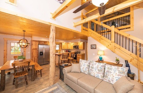 Maggie Valley Cabin | A brand new Cabin In the heart of Maggie Valley. Year round access.