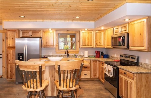 Maggie Valley Cabin | A brand new Cabin In the heart of Maggie Valley. Year round access.