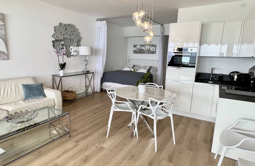 Carre d'Or Apartment | A Breathtaking View on the Sea, with Roof Top Pool