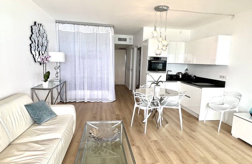 Carre d'Or Apartment | A Breathtaking View on the Sea, with Roof Top Pool