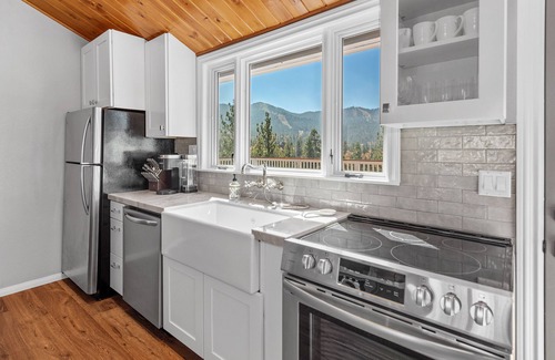Upper Moonridge Cabin | A/C Central Air ! 5 STAR! BEAUTIFUL SLOPE VIEW! Close to everything.