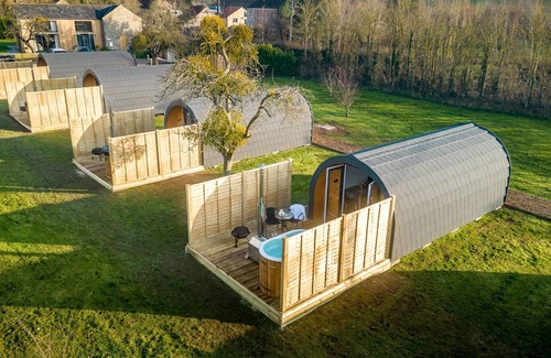 Wells Cabin | A chalet that sleeps 2 guests in 1 bedroom