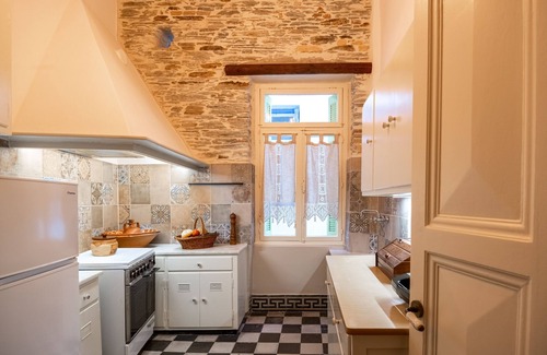 Paleopolis House | A charming retreat with timeless beauty