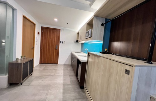 Cubao Condo | A comfy, chic, spacious room with parking and Pet-Friendly!