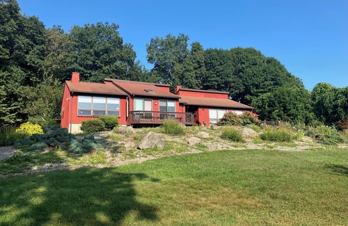 Tiverton House | A country setting with scenic water view.