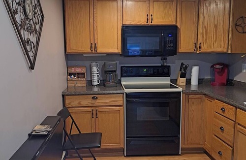 Rochester Apartment | A cozy sunny studio to forget your worries and make memories with loved ones.