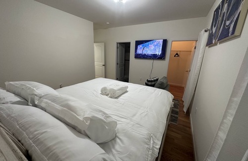 Elizabeth House | A cozy three bedroom house.. it is 6 minutes drive to Newark airport.