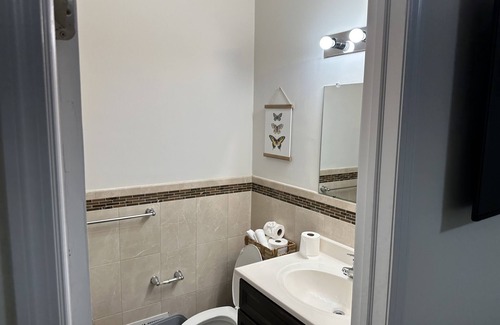 Elizabeth House | A cozy three bedroom house.. it is 6 minutes drive to Newark airport.