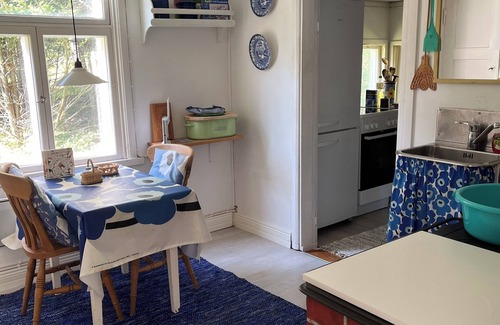 Loviisa Cottage | A cozy traditional seaside cottage for 2+child. Sauna, use of hot tub & row boat