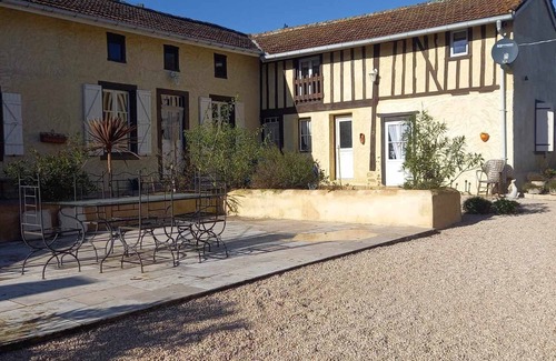 Estampes House | à Dassabet, a gite with garden, patio and swimming pool in rural setting