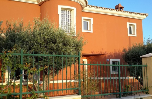 Hoya de los Patos Villa | A detached 5 bedroom villa with mature gardens and pool in Alicante