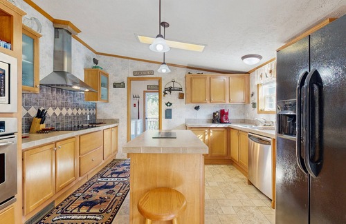 North Woodstock House | A dog (and your) paradise near town, skiing, hiking & local attractions