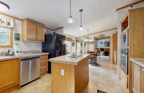 North Woodstock House | A dog (and your) paradise near town, skiing, hiking & local attractions