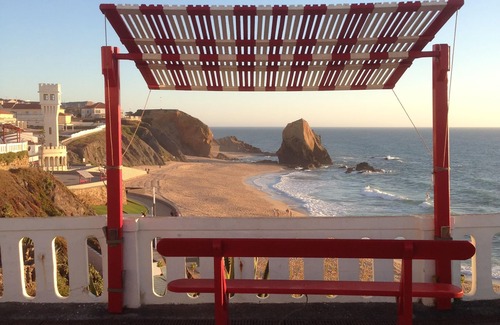 Praia de Santa Cruz Villa | A few meters from a magnificent beach for surfing.