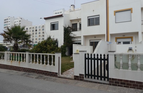 Praia de Santa Cruz Villa | A few meters from a magnificent beach for surfing.