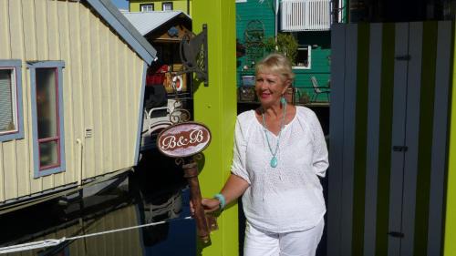Inner Harbour Bed & Breakfast | A Float Home B&B in Fisherman’s Wharf