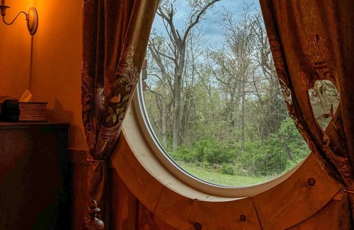 Nauvoo Cottage | A four bedroom hobbit hole style home five minutes from historic Nauvoo Illinois