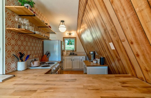 Michigan Hill Cabin | A-Frame Triangle Cabin - Hot tub - Panoramic Mountain Views