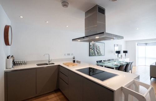 Queen's Park House | A Hint of Pink - Three Bedroom House, Sleeps 6