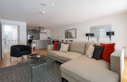 Queen's Park House | A Hint of Pink - Three Bedroom House, Sleeps 6