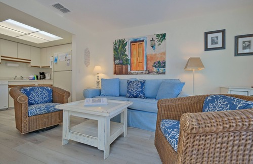 Holmes Beach Cottage | A lovely 2 bed and 2 bath property just moments from the beach