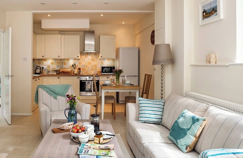 St Margaret's at Cliffe Cottage | A lovely, modern apartment just 350 yards from the beach.