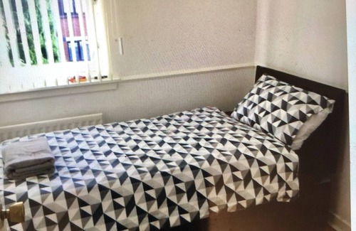 North Glasgow House | A lovely spacious home in G 20 Glasgow near to the city center and easily accessible.