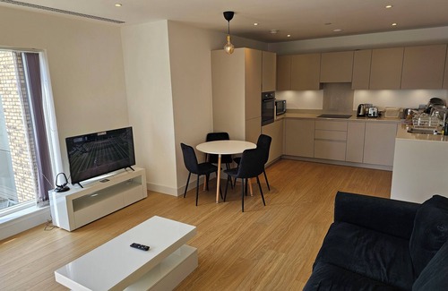 Addiscombe Apartment | A Luxurious, Ultra Modern and Stylish 2 Bedroom Apartment With Free Wifi and Tv