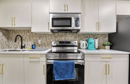 Southwest Calgary House | A modern 2-bedroom suite, with laundry, and wet bar