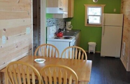 Birch Plain Cottage | A modern, cosy, ocean-front, beach (rock) acces Cottage