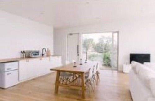 Bonita House | A modern light-filled haven in a tranquil setting