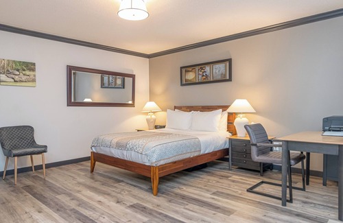 Regional District of Nanaimo Resort | A newly renovated studio w/a kitchenette and 2 beds @ the Pacific Shores Resort