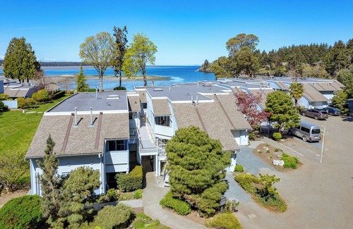 Regional District of Nanaimo Resort | A newly renovated studio w/a kitchenette and 2 beds @ the Pacific Shores Resort