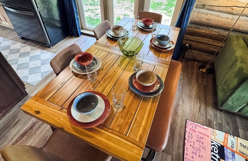 Shelbyville Cabin | A Novel Stay 3bd log cabin with Hot tub in amazing Shelbyville, IL. 3.5 acres.