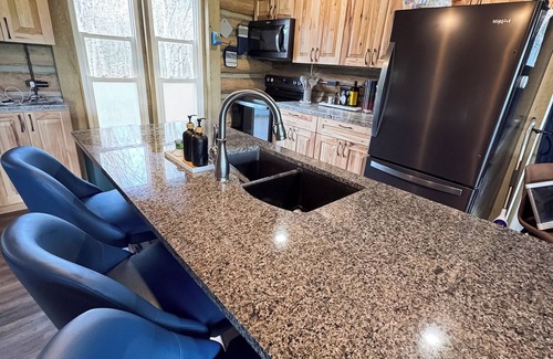 Shelbyville Cabin | A Novel Stay 3bd log cabin with Hot tub in amazing Shelbyville, IL. 3.5 acres.