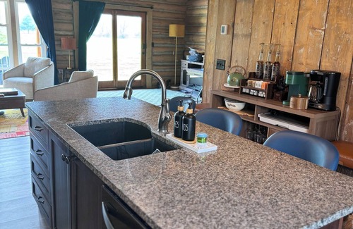 Shelbyville Cabin | A Novel Stay 3bd log cabin with Hot tub in amazing Shelbyville, IL. 3.5 acres.