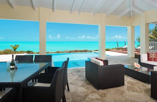 Venetian Road Settlement Villa | A Palm Tree Paradise at This Wonderful Oceanfront Villa