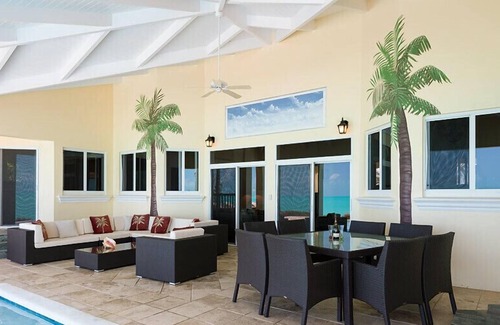 Venetian Road Settlement Villa | A Palm Tree Paradise at This Wonderful Oceanfront Villa