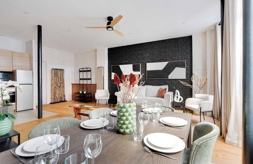 Quartier du Mail Apartment | A PARISIAN RETREAT NEAR ICONIC LANDMARKS LIKE THE LOUVRE AND PALAIS ROYAL