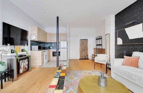 Quartier du Mail Apartment | A PARISIAN RETREAT NEAR ICONIC LANDMARKS LIKE THE LOUVRE AND PALAIS ROYAL