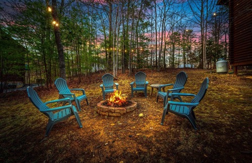 Gatlinburg - Pigeon Forge Cabin | A Peaceful Retreat- Hot Tub, Pool Table, Fire Pit