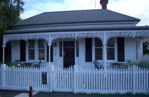 Ballarat House | A Place To Stay - Ascot & Eyre