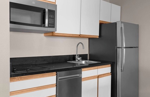 East Lake Hills Hotel | A Place You'll Surely Enjoy! Relaxing Studio Suite w/Complimentary Breakfast!