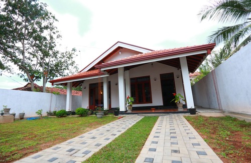 Daluwakotuwa Villa | a private house with a garden