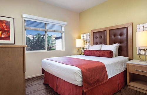 Enterprise Resort | A resort close to airport, shuttle to the city and LAZY RIVER and full kitchenn