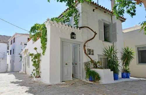 idhra House | A Sea-licious Vacation - Chic & Style in Hydra