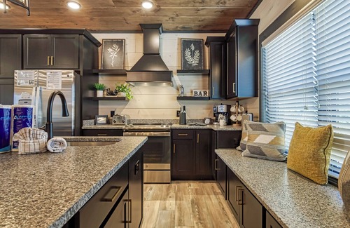 Wears Valley Cabin | A Smoky Mountain Splash-Smith Creek Reserve, Waterpark, Theater Room, Pool!