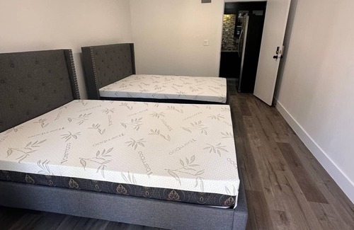Delta House | A Spacious 2 Bedroom 2 Queen Beds Sleeps 4 Adults 2 Full Bathrooms in Delta BC